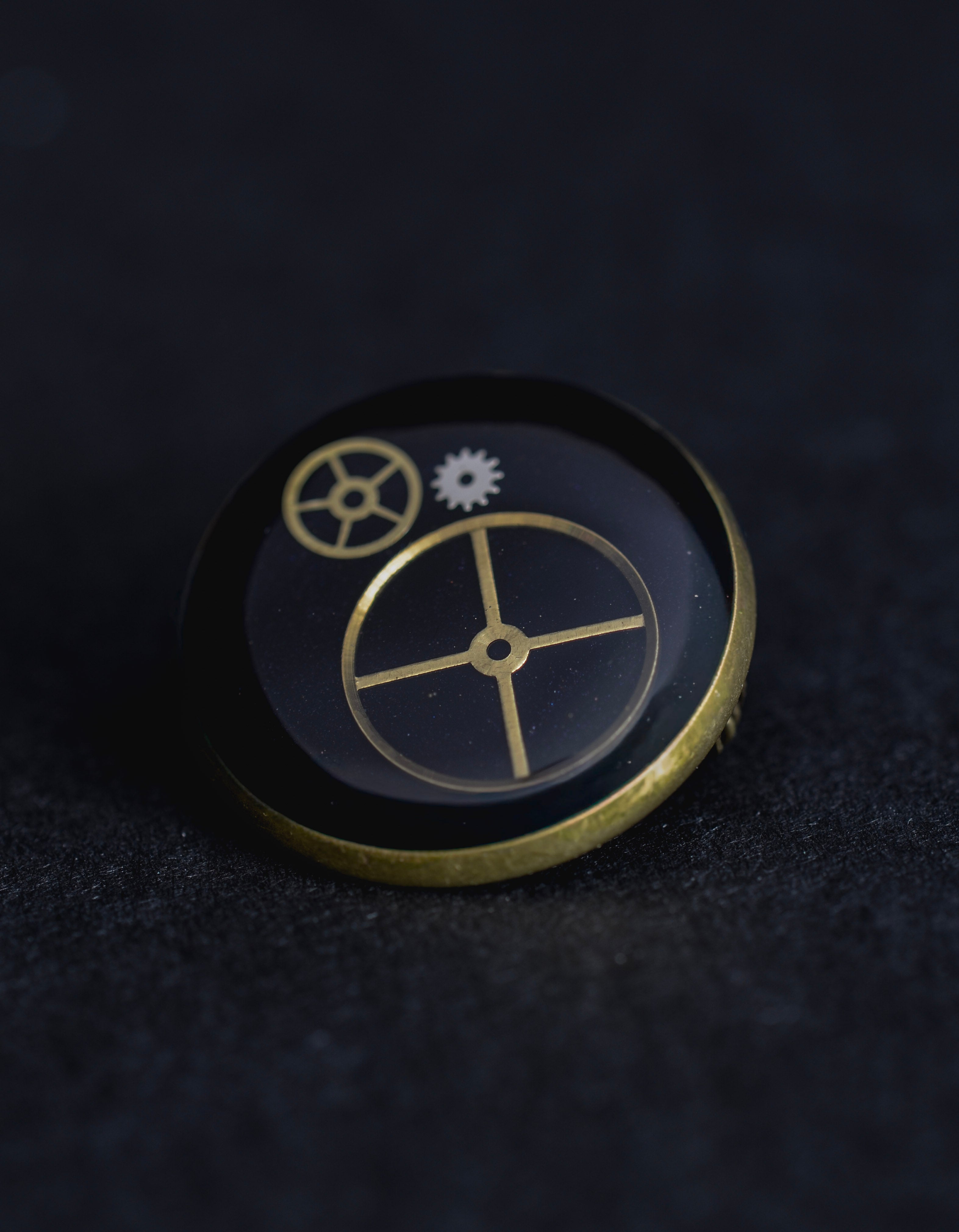Broșă Midnight Wheel